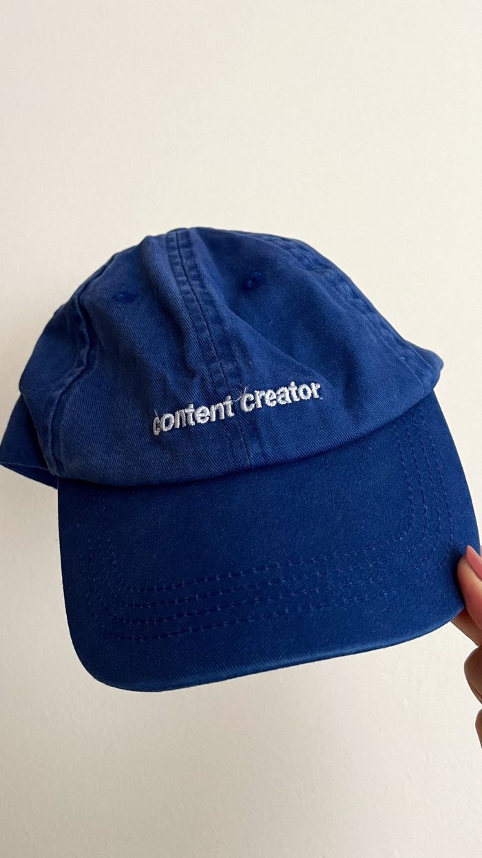 Boné azul escrito content creator